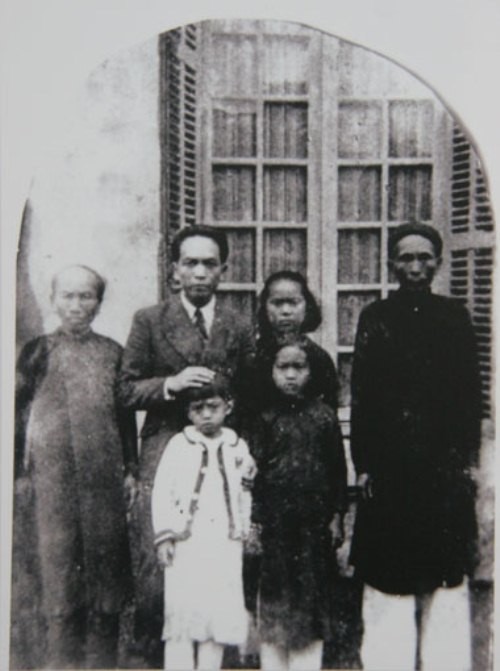 Trong ảnh, ông chụp với bố mẹ, con gái Hồng Anh (áo trắng) và các cháu năm 1946.